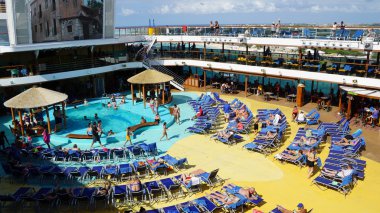 Havuz Carnival Breeze üzerinde