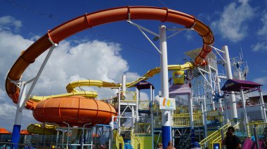 Su kaydırağı Carnival Breeze üzerinde