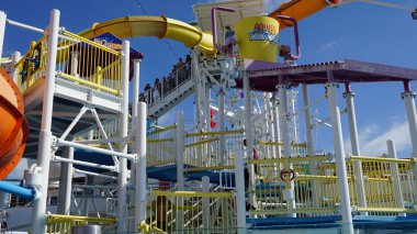 Su kaydırağı Carnival Breeze üzerinde