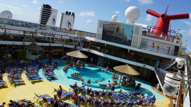 Havuz Carnival Breeze üzerinde