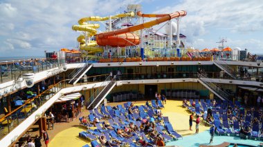 Su kaydırağı Carnival Breeze üzerinde