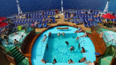 Havuz Carnival Breeze üzerinde