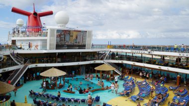 Havuz Carnival Breeze üzerinde