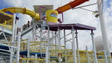 Su kaydırağı Carnival Breeze üzerinde