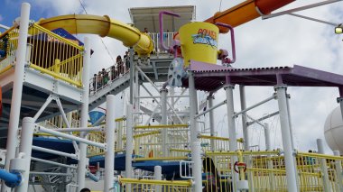 Su kaydırağı Carnival Breeze üzerinde