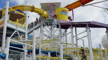 Su kaydırağı Carnival Breeze üzerinde