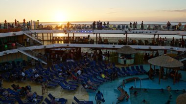 Havuz Carnival Breeze üzerinde