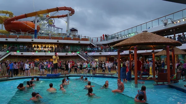 Bij het zwembad op het carnaval Breeze — Stockfoto