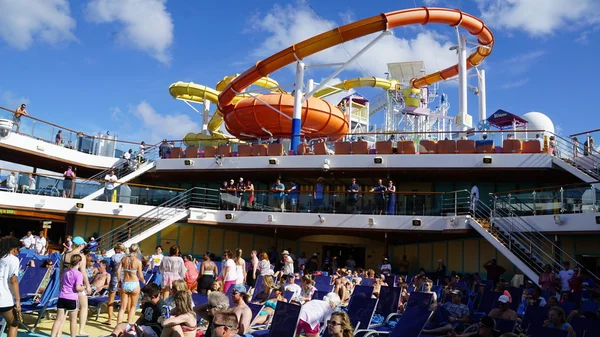 A bordo piscina sulla Brezza del Carnevale — Foto Stock