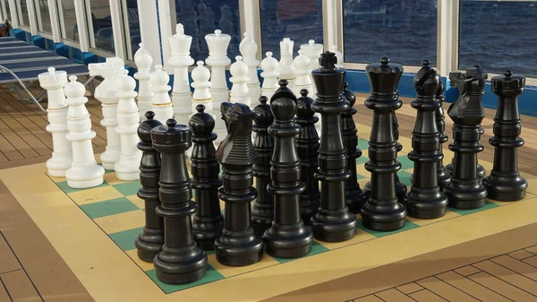 대형 야외 체스 보드와 체스 조각 카니발 바람 타고 크루즈 선박 — 스톡 사진