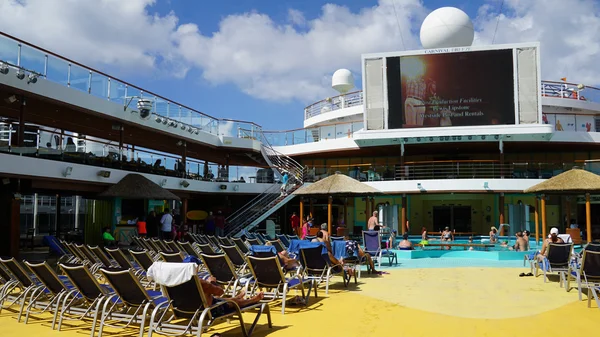 Poolside na brisa do carnaval — Fotografia de Stock