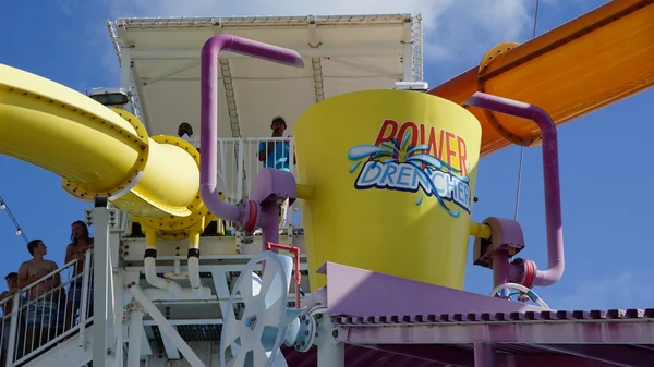 Wasserrutschen im karnevalistischen Brise — Stockfoto