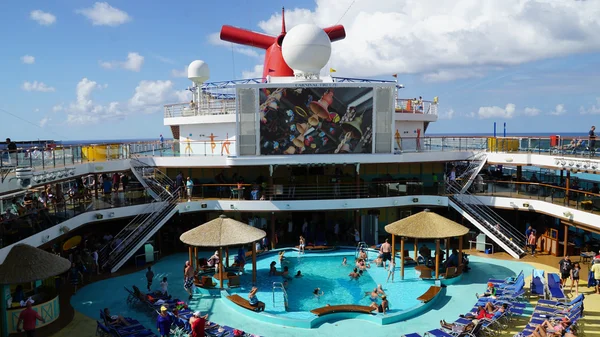 A bordo piscina sulla Brezza del Carnevale — Foto Stock