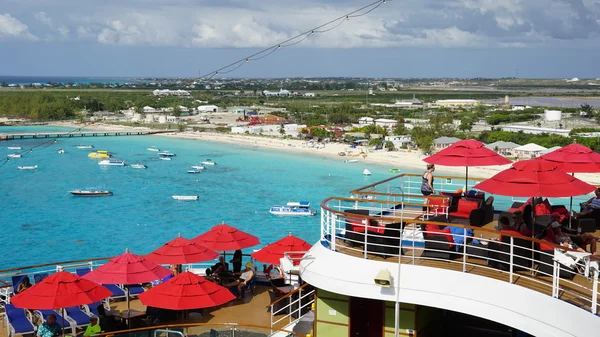Carnival Breeze sailing away from Grand Turk, Turks and Caicos Islands — Stock Photo, Image