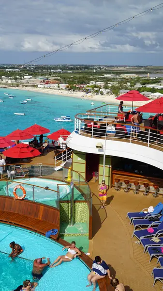 Carnevale Brezza a vela lontano da Grand Turk, Isole Turks e Caicos — Foto Stock