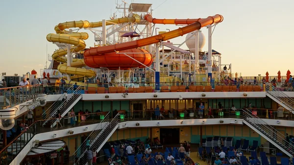 Vattenrutschbanor på Carnival brisen — Stockfoto