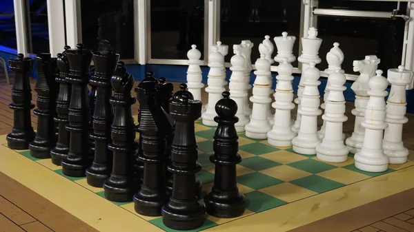 Large outdoor chess board and chess pieces aboard the Carnival Breeze cruise ship — Stock Photo, Image