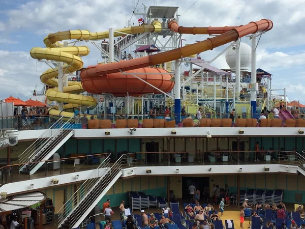 Bij het zwembad op het carnaval Breeze — Stockfoto