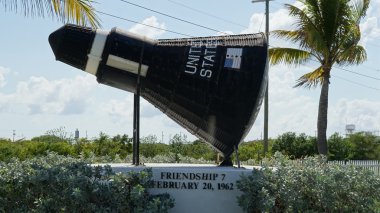 GRAND TURK, TURKS & CAICOS - 23 Kasım 2016: Turks ve Caicos Adaları 'ndaki Grand Turk Havalimanı yakınlarındaki Dostluk 7 Replica' nın kopyası.