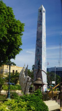 La ROMANA, DOMINICAN REPUBLIC - NOV 24: El Obelisco, La Romana, Dominik Cumhuriyeti, 24 Kasım 2015 'te görüldü. Dominik yaşamının çağdaş ve tarihsel tasvirleriyle dört bir yana çizilmiş..