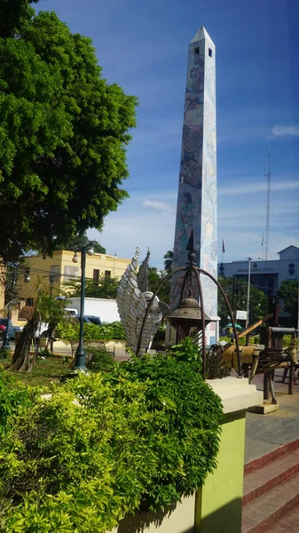 Romana ドミニカ共和国 11月24日に見られるように ドミニカ共和国のLa RomanaのEl Obelisco ドミニカの生活を現代的かつ歴史的に描いた四面全てに描かれている — ストック写真