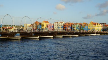 Kraliçe Emma Pontoon Bridge uygulamasında Curacao