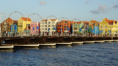 Kraliçe Emma Pontoon Bridge uygulamasında Curacao
