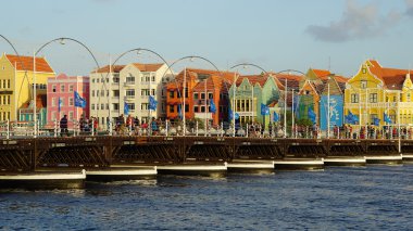 Kraliçe Emma Pontoon Bridge uygulamasında Curacao