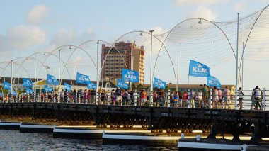 Kraliçe Emma Pontoon Bridge uygulamasında Curacao