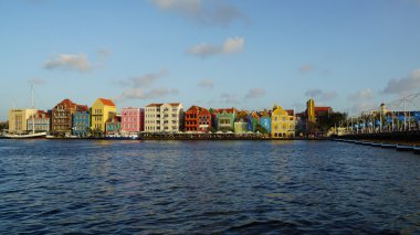 Kraliçe Emma Pontoon Bridge uygulamasında Curacao