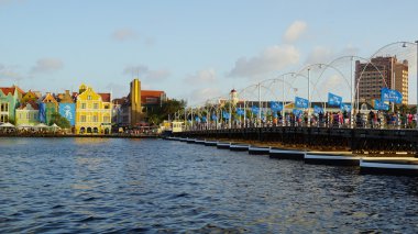 Kraliçe Emma Pontoon Bridge uygulamasında Curacao