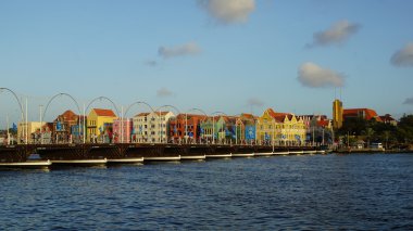 Kraliçe Emma Pontoon Bridge uygulamasında Curacao