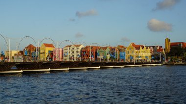Kraliçe Emma Pontoon Bridge uygulamasında Curacao