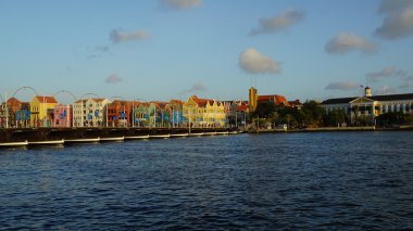 Kraliçe Emma Pontoon Bridge uygulamasında Curacao