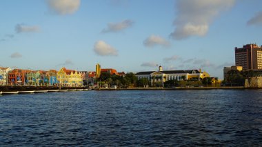 Kraliçe Emma Pontoon Bridge uygulamasında Curacao