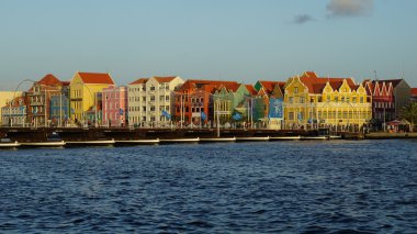 Kraliçe Emma Pontoon Bridge uygulamasında Curacao
