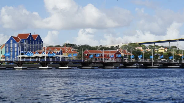 库拉索岛女王艾玛浮桥 — 图库照片