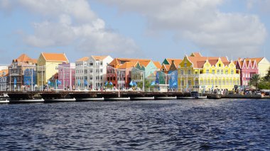 Kraliçe Emma Pontoon Bridge uygulamasında Curacao