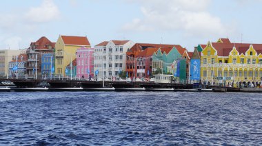 Kraliçe Emma Pontoon Bridge uygulamasında Curacao