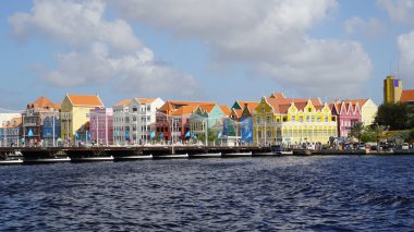 Kraliçe Emma Pontoon Bridge uygulamasında Curacao