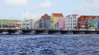 Kraliçe Emma Pontoon Bridge uygulamasında Curacao