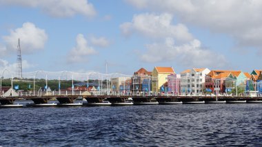 Kraliçe Emma Pontoon Bridge uygulamasında Curacao