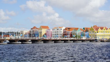 Kraliçe Emma Pontoon Bridge uygulamasında Curacao