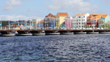 Kraliçe Emma Pontoon Bridge uygulamasında Curacao
