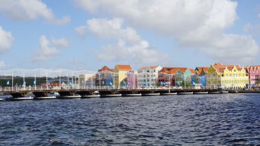 Kraliçe Emma Pontoon Bridge uygulamasında Curacao