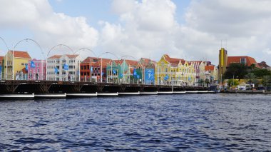 Kraliçe Emma Pontoon Bridge uygulamasında Curacao