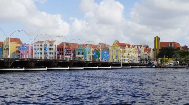 Kraliçe Emma Pontoon Bridge uygulamasında Curacao