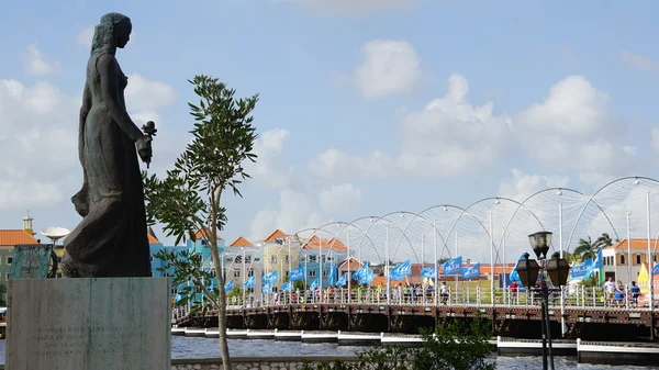 Koningin Emma Pontoon Bridge in Curacao — Stockfoto