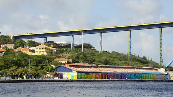 Královna Juliana most ve městě Willemstad, Curacao — Stock fotografie