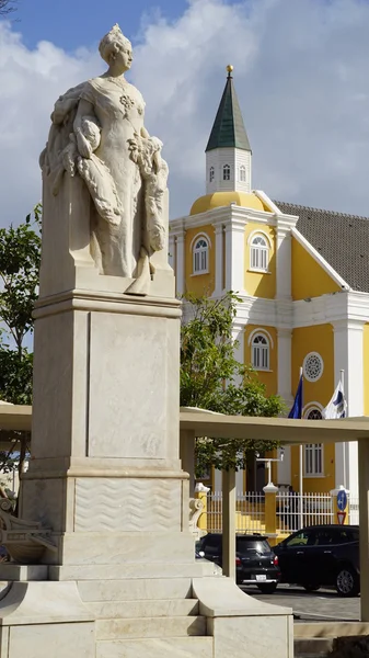 Willemstad Curacao içinde Kraliçe Wilhelmina heykeli — Stok fotoğraf